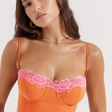 DELILAH | ROBE AVEC DÉTAILS EN DENTELLE